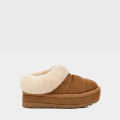 Shop the women's Tazzlita platform at ugg.com for FREE SHIPPING on full-priced orders! Cozy Slippers, Fashion Silhouette, Clog Slippers, Suede Slippers, Platform Clogs, Ugg Slippers, Sheepskin Boots, Slippers Cozy, Aesthetic Shoes