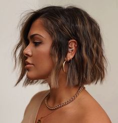 Low Maintenance Bob for Wavy Hair Pelo Bob Ondulado, Choppy Bob Haircuts, Short Brown Hair, Natural Wavy Hair, Shoulder Length Hair Cuts, Short Bob Haircuts, Haircut For Thick Hair, Bob Haircuts