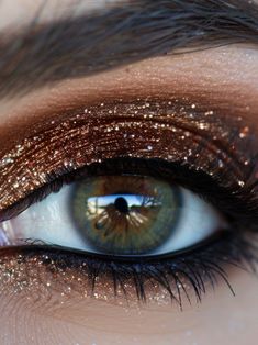 Punk Glam Makeup, Witchy Eye Makeup, Night Club Makeup Looks, Glitter Eye Makeup Looks, Lipstick Ideas, Smokey Eye Makeup Ideas, Timeless Makeup, Bronze Smokey Eye, Purple Smokey Eye