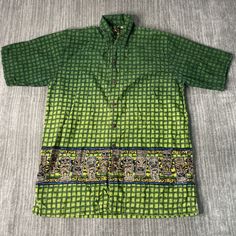 Vintage 2000s No Boundaries Tiki Hawaiian Style Abstract Design Summer Spring Season Y2K Aesthetic Green Button Up Shirt Large Mens Condition:  Excellent Used Condition  = No Flaws Measurements: Please see photos above for all measurements IF YOU BUY TWO OR MORE ITEMS USE THE CODE BUNDLE @ CHECK TO SAVE 20% WE SHIP WITHIN 24 HOURS AFTER PURCHASE! Please be aware that we do not offer free returns!! The Buyer is responsible for the cost of the return label.  Follow us on TikTok & Instagram @findsn Green Buttoned Camp Shirt For Vacation, Green Short Sleeve Shirt With Button Closure For Vacation, Hawaiian Cotton Shirt With Buttons, Green Fitted Shirt For Beach, Fitted Green Hawaiian Shirt With Short Sleeves, Fitted Green Cotton Hawaiian Shirt, Retro Cotton Hawaiian Shirt With Buttons, Fitted Green Hawaiian Short Sleeve Shirt, Green Short Sleeve Shirt With Buttons And Relaxed Fit