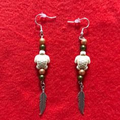 Beautiful, White Turtle Beads, Green & Copper Pearl Beads & Silver Feather Charms. Feather Charm Earrings, Diy Leather Earrings, Copper Pearl, Beaded Earrings Diy, Turtle Earrings, Green Copper, Silver Feather, Feather Charms, Wire Wrapped Earrings