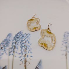 Real flower earrings, woodland earrings, terrarium earrings, botanical earrings, real flower pendant, pressed flower earrings, resin finding These unique handcrafted earrings are designed specifically for you! Made with natural flowers from the wild, these earrings is dainty, lightweight and it makes a perfect statement. Every VBRTN item is handmade with care in my Denver, CO studio. As someone that has passion for creating timeless healing pieces that you will fall in love with, I strive to tre Bohemian Drop Earrings With Pressed Flowers, Nature-inspired Gold Flower Earrings With Pressed Flowers, Nature-inspired Gold Earrings With Pressed Flowers, Botanical Jewelry With Pressed Flowers, Botanical Flower Earrings With Flower Charm, Bohemian Flower Earrings With Pressed Flowers, Bohemian Pressed Flower Earrings, Botanical Flower Earrings With Birth Flower, Gift Flower Earrings With Pressed Flowers