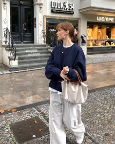 Longchamp Crossbody Bag Outfit, White Long Pants Outfit, Small Longchamp Bag Outfit, Longchamp Aesthetic Outfit, Navy Blue Longchamp Bag Outfit, Longchamp Pliage Outfit, Longchamp Small Le Pliage Outfit, Styling Longchamp Bag, Longchamp Bag Beige