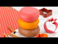 These super soft fall playdough recipes smell like your favorite things about the season: Apple, pumpkin, and cinnamon scented play dough! Fall Playdough, Play Dough Recipes, Halloween Experiments, Stem Preschool, Kindergarten October, Pumpkin Pretzels, Brown Food Coloring, Edible Playdough, Scented Play Dough