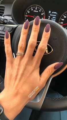 Nail Color That Matches Everything, Dip Nail Ideas Fall 2022, Oval Nail Color Ideas, Round Nails Medium Length, Dip Almond Shape Nails, Fall Nails Tan Skin, Short Oval Nails Ideas Fall, Plain Matte Nails, Short Oval Nails Ideas Winter