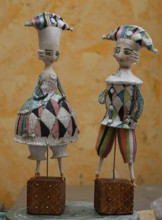 two figurines are standing next to each other