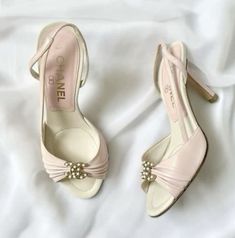 Vintage Chanel Shoes, Shoes Coquette, Vintage Kitten Heels, Girls Footwear, Rococo Revival, Chanel Heels, Dr Shoes, Vintage Heels, Pink Chanel