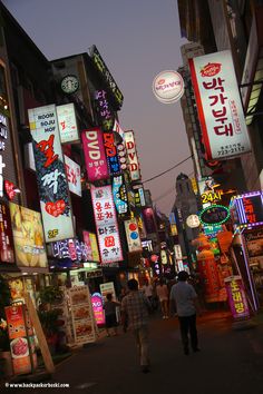 Foreign Street Food, Street Food Korea Night, Insadong Street, Seoul Restaurants, Book Diorama, Korea Street Food, Street Game, Asian Street Food