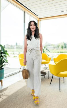 What shoes to wear with linen pants: 8 Options That Rock! Yellow Heels Outfit, Gold Shoes Outfit, Yellow Shoes Outfit, Bright Colored Shoes, Sandals Outfit Summer, Summer Linen Pants, Linen Dress Pants, All White Sneakers