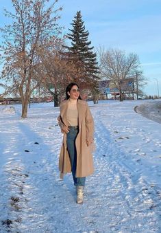 Pakistan Winter Fashion, Mountain Look Outfit Winter, Kashmir Clothes Style, Honeymoon Dress For Women In Winter, Kashmir Ootd Winter, Kashmir Look For Women, Mountains Outfit Ideas, Manali Trip Outfit Ideas, Outfits For Shimla Trip