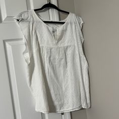 5 For $25 Gap White Sleeveless Cotton Top Gap V-neck Summer Tops, Casual Sleeveless Tops By Gap, Sleeveless Gap Tops For Daywear, Casual Sleeveless Gap Tops, Gap Spring Tank Top, Gap Summer Tank Top, Gap Summer Tops For Vacation, White Cotton Tank Top By Gap, Gap Summer Blouse For Daywear