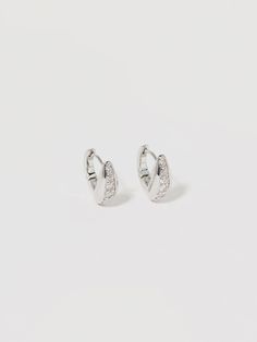 Vous cherchez du bling pour ajouter un peu d’éclat à votre vie ? Ne cherchez pas plus loin que ces boucles d'oreilles créoles délicates et tellement glamour ! Dotées d'un design de forme ronde recouvert de zircones cubiques scintillantes, ces beautés élégantes feront tourner les têtes, peu importe où vous allez. Que vous vous sentiez chic, moderne, élégant ou avant-gardiste, ces créoles confortables sont là pour vous.

 Également disponible en or .

 • SPÉCIFICATION •


 FINITION: argent massif

 Pierres précieuses : zircones cubiques AAA Huggie Hoop Earrings, Dainty Earrings, Cover Design, Cubic Zirconia, Sparkle, Hoop Earrings, Sterling Silver, Gemstones, Silver