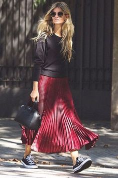 Five Ways With The Pleated Skirt – Grace Melbourne Robe Diy, Red Pleated Skirt, Skirt Diy, Trendy Skirts, Skirt Maxi, Mode Casual, Red Skirts