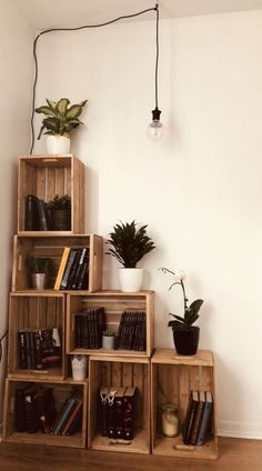 Algo que antes era jogado fora e hoje está ganhando seu valor é o Pallet. As pessoas estão fazendo camas, sofás e até mesmo estantes com Pallet. #pallet Interior Design Per La Casa, Decor Ideas Bedroom, Home Decor Ideas Living Room, Diy Home Furniture, Home Decorating Ideas, Room Makeover Inspiration, Decor Minimalist, Room Inspiration Bedroom, Room Ideas Bedroom