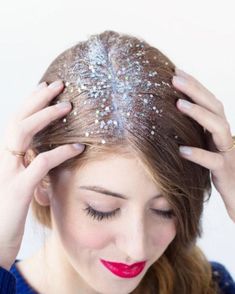 Gorgeous glitter hairstyle ideas | Hairstyle tutorial ideas | Easy hairstyle ideas Glitter Roots Hair, Glitter Hair Gel, Glitter Hair Spray, Glitter Roots, Studio Diy, Glitter Spray