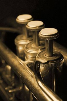 an old brass instrument with knobs and handles