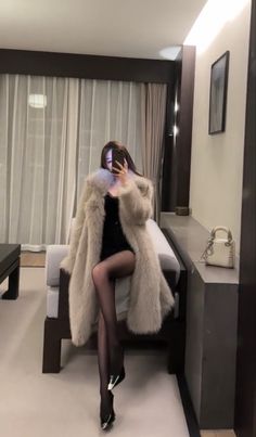 Elegant New Years Outfit, Big Fur Coat, Luxury Fashion Outfits, Winter Fashion Outfits Casual, Dark Feminine Aesthetic, Foto Ideas Instagram, Winter Fits, Snow Winter, Feminine Aesthetic