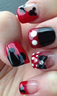 Mickey and Minnie nails.. perfect for a trip to Disney land or Disney world. Mouse Nail Art, Unghie Nail Art, Nail Art Designs Summer