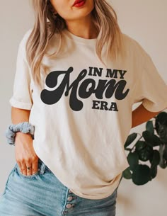 Funny Mom Shirt, Mom Era, Mom Funny, Funny Mom Gifts, Cute Shirt Designs, Vinyl Shirts, Funny Mom Shirts, Concert Shirts, Funny Mom