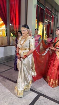 Silver Saree Wedding, Silver Pattu Saree, Dhaare Saree, Indian Bridal Entry, Bridal Entry Ideas, Silver Saree, Bridal Entry, Christian Bride, Bride Entry