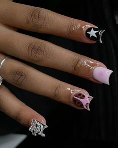 - 𝗳𝗼𝗹𝗹𝗼𝘄 𝟰 𝗺𝗼𝗿𝗲 ➚➚➚ Short Birthday Set Nails, Cute Shorties Nails, Nail Content Creator, Short Nail Black Women, Long Crazy Nails, Foil Art Nails, Nail Promotions Ideas, Birthday Nails Short Square, Black Short Square Nails