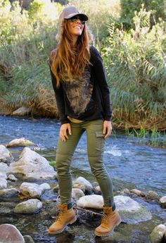 100 Outfit Ideas to Wear with Timberland Boots – OUTFIT BRIGHT #TimberlandBoots Outfits To Wear With Timberlands, How To Wear Hiking Boots, Moda Safari, Wander Outfit, Lollapalooza Outfit, Outdoor Outfits, Hiking Boots Outfit