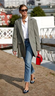 Spring Office Outfits, Best Jeans For Women, Basic Shoes, Simple Fall Outfits, Casual Chique, Looks Party, Sweater Trends, Most Comfortable Shoes