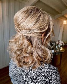 Half-Up Bouffant Hairstyle for Medium Hair Updos For Medium Length Curly Hair, Special Occasion Hairstyles Medium, Mob Makeup, Mother Of Bride Hair, Mob Hair, Matrix Hairstyle, Mother Of The Bride Hairstyles, Groom Hair, Braid Hairstyle Ideas