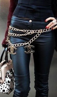 Leather Belt Outfit, Belt Outfit, Moda Chanel, Mode Shoes, Chanel Chain, Black Faux Leather Leggings, Chanel Couture, Chanel Accessories