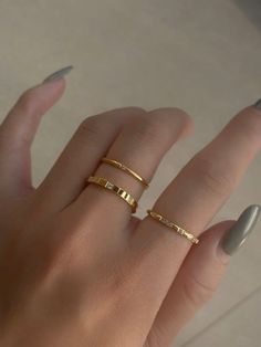 Stacked Rings, Minimalist Vintage, Wedding Designer, Signet Rings, Jewelry Accessories Ideas, Ringe Gold, Ring Simple, Classy Jewelry