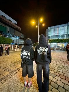 Couple Baggy Outfit, Black Stussy Hoodie Outfit, Stussy Fits, Stussy Hoodie Outfit, Stussy Aesthetic, Matching Fits Couples, Stussy Outfit, Couple Streetwear, Streetwear Couple