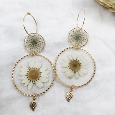 24k gold plated round dangle statement earrings made with real pressed flowers set in crystal clear resin. The small circle contains queen anne's lace, and the large circle contains a daisy. Perfect for nature lovers! These preserved botanical earrings are super lightweight and will make a statement! Pendants/charms: 24k gold plated brass Earring hoops: gold plated brass Follow us on Instagram at instagram.com/grabbagbotany to see our latest collection drops on our website, grabbagbotany.com. Th Dried Daisies, Mom Birthday Gift From Daughter, Real Flower Earrings, Flower Resin Jewelry, Botanical Earrings, Queen Anne's Lace, Face Earrings, Preserved Flowers, Queen Annes Lace