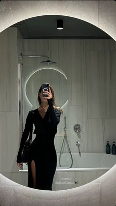 Style Basics, Dark Feminine Aesthetic, Mommy Style, Estilo Chic, Feminine Aesthetic, A Mirror, 가을 패션, Classy Women, Looks Style