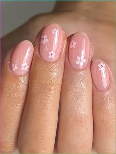 As the vibrant blooms of spring make their long-awaited appearance, it’s time to revitalize your style with fresh and trendy short spring nails. Best Simple Nail Designs, Neautral Summer Nails, Pretty Short Summer Nails, Short Round Nail Ideas Green, Simple Spring Nails Flowers, Short Flower Gel Nails, Simple Short Natural Nails, Easy Nail Designs Flowers