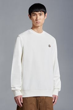 A casual staple, this sweatshirt is crafted from pure cotton. The classic crew neck style for men is embellished with a felt logo patch on the chest, a distinct Moncler design code. White Hoodie Men, Patch Sweatshirt, Men Logo, Style For Men, Hoodie Green, Sweatshirt White, Drawstring Hoodie, Mens Activewear, White Hoodie