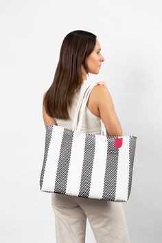 ¡Presentamos nuestra Super Tote, la bolsa de playa perfecta para tus días soleados junto al mar! Hecha a mano por artesanos en Oaxaca, MX con plástico 100% reciclado, esta tote tejida es la compañera ideal para guardar todos tus imprescindibles playeros en un diseño flexible y a prueba de agua.
Su interior espacioso y sus asas de hombro te permiten llevar todo lo que necesitas, desde toallas y libros hasta snacks y bloqueadores solares. Esta Super Tote es del tamaño y estilo perfectos para adap Everyday White Beach Bag With Leather Handles, Modern Double Handle Straw Bag For Beach, Modern Beach Bag For Everyday Summer Use, Recyclable Tote Beach Bag For Vacation, Modern White Shoulder Bag For Vacation, Modern Tote Beach Bag For Vacation, White Beachwear Tote Beach Bag, Modern Woven Beach Bags, Black Recyclable Summer Bags