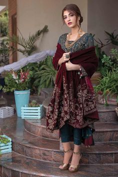 Kinza Hashmi, Sana Javed, Shadi Dresses, Velvet Dress Designs, Pakistani Party Wear, Velvet Shawl, Bridal Dresses Pakistan, Pakistani Wedding Outfits, Designer Suit