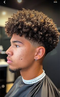 Curly Afro Taper Fade, Blowout Fade Curly Hair, Curly Hair With Taper, Curls Hairstyles Men, Curly Hair Mens Cut, Mens Highlights Dark Hair, Haïr Cut Curly Hair, Afro Taper Fade Black Men, Fade With Curly Hair