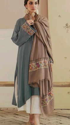 Pashmeena Shawl, Winter Suits For Women Indian, Kashmiri Pheran, Stitching Styles, Winter Patterns, Shawl Outfit, Punjabi Style, Pakistani Kurta, Saree Ideas