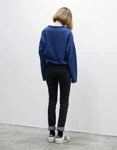 Style Bleu, Ulzzang Fashion, Woman Standing, Asian Fashion, Her Style, Look Fashion, Karl Lagerfeld