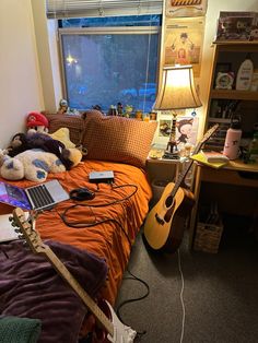 #room Cozy Boho Room Decor, College Dorm Apartment, B And B, Nerd Bedroom Ideas, Tech Bedroom Ideas, Masc Room, College Boy Aesthetic, College Boy, College Apartment Guys