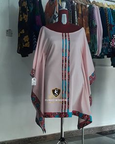 L’image contient peut-être : personnes debout African Maternity Dresses, African Blouses, Short African Dresses, African Dresses Modern, Afrikaanse Mode, African Wear Dresses, Publication Instagram, African Maxi Dresses, African Fashion Ankara