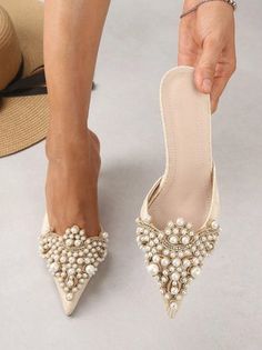 Pearl Decor, Heel Mules, Retro Mode, Fabulous Shoes, Look Vintage, Bridal Shoes, Beautiful Shoes, Cute Shoes, Wedding Shoes