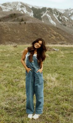 Farm Outfit Aesthetic Summer, Senior Photos Overalls, Senior Pictures Outfits Overalls, Senior Picture Overalls, Overalls Outfit Senior Pictures, Cute Photographer Outfits, Overalls Outfit Photoshoot, Senior Picture Casual Outfits, Senior Picture Ideas Granola