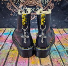 These Gothic Crucifix Cross Boot Charms are perfect as a Doc Martens shoe accessory, DM charm, or bag accessory. They also make a unique Christian jewelry keychain charm, zip puller, or gift for her. 𝙋𝙧𝙤𝙙𝙪𝙘𝙩 𝙄𝙣𝙛𝙤𝙢𝙖𝙩𝙞𝙤𝙣 🔸Handmade 🔸Made with strong surgical steel hoops. 🔸Pendant is 2.5cm length and 2.5cm wide. 🔸Sold as a pair. 👢 Available in single mix and match options.  𝙃𝙤𝙬 𝙏𝙤 𝙊𝙧𝙙𝙚𝙧 1. Select Quantity 2. Add To Cart 3. Confirm Shipping Details 4. Confirm Purchase Dm Boots, Doc Martens Shoes, Boot Charms, Cross Shoes, Goth Chic, Doc Marten Boot, Jewelry Keychain, Gothic Chic, Silver Boots