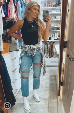 Bodysuit And Ripped Jeans Outfit, Bodysuit And Mom Jeans Outfit, Converse And Mom Jeans, Jeans And A Bodysuit Outfit, Body Suit And Mom Jeans Outfit, Jeans To Wear With Platform Converse, Outfits For Denim Jackets, Bodysuit And Jeans Outfits Casual, T Shirt Jeans Outfit Casual