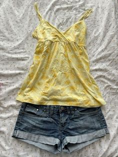 Princess Core Outfit Casual, 2000s Casual Outfits, Aesthetic Yellow Outfits, Gyaru Fashion Summer, Tank Top Outfit Ideas, Summer Thrift, Look 80s