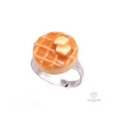 This scented waffle ring smells like breakfast waffles, maple syrup and butter! What a perfect gift for the foodie! Scented Jewelry, Jewelry Rings Unique, Polymer Clay Food, Food Rings, Food Shapes, Fimo Polymer Clay, Breakfast Waffles, Quirky Jewelry, Food Accessories