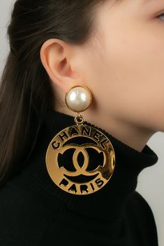 CHANEL - Boucles d'oreilles en métal doré ajouré et cabochon nacré. Condition : Très bon état Dimensions : Longueur : 10 cm Chanel #1, Expensive Jewelry Luxury, Ysl Shoes, Jimmy Choo Sunglasses, Chanel Chanel, Dior Sunglasses, Chanel Earrings, Gold Ounce, Chanel Sunglasses