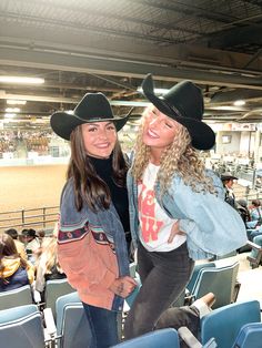 Bull Riding Outfit Women, Straw Cowgirl Hat Outfit, Cowgirl Hat Outfit, Cute Rodeo Outfits, Cowboy Hat Outfit, Cute Cowboy Hat, Western Riding Clothes, Straw Cowgirl Hat, Rodeo Outfit